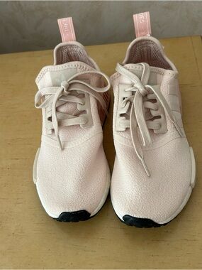 Adidas nmd r1 linen women’s vapor pink sneaker in size 7